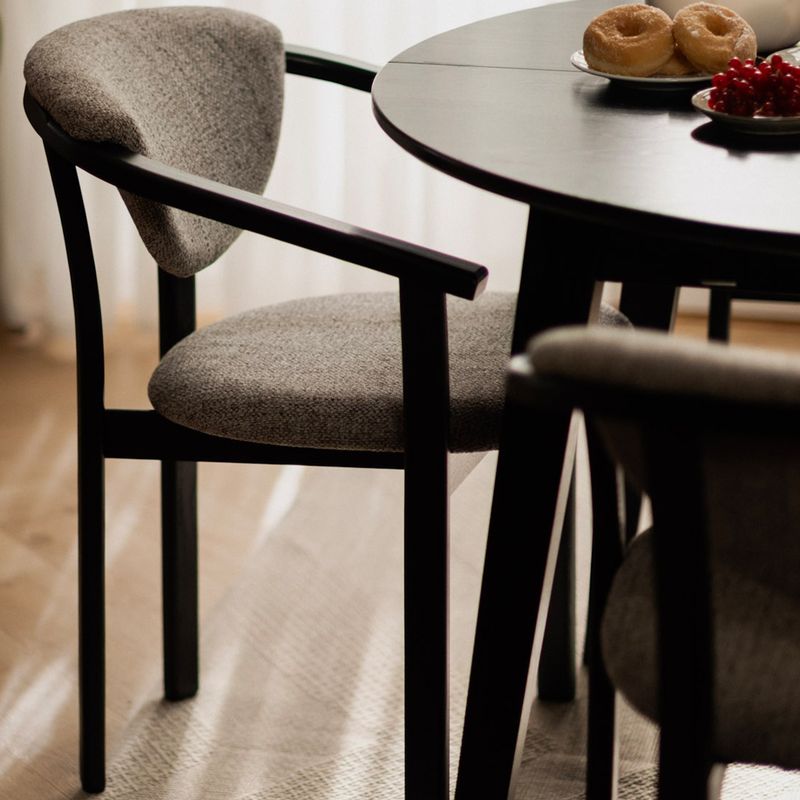 Alexis spisestol med armlener - sort heltre ask | Reserve tekstil