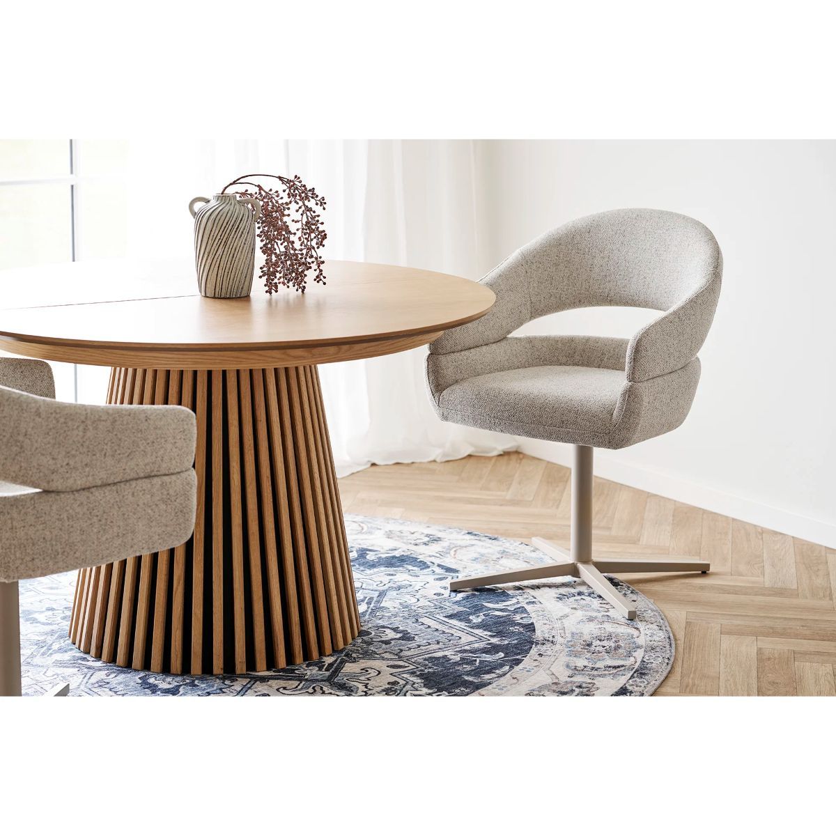 Dover spisestol beige med sving – tekstil | House Nordic